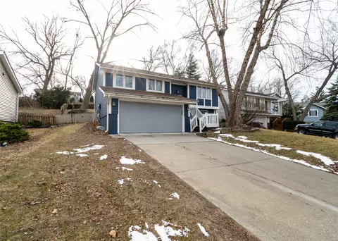 125 E Caulder Cir, Des Moines, IA 50315