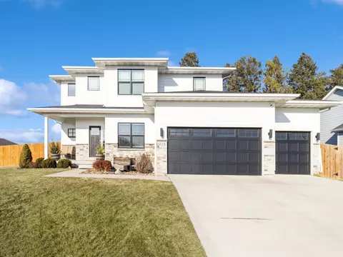 1014 Evans View Dr, Adel, IA 50003