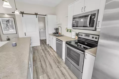 156 Brook Cir, Pella, IA 50219