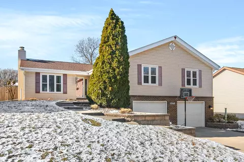 1740 NW 99th Ct, Clive, IA 50325