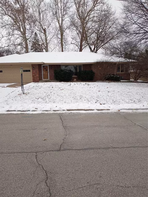 2005 74th St, Windsor Heights, IA 50324