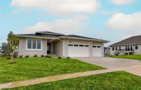 3815 Fieldstone Dr, Waukee, IA 50263