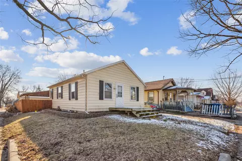 2347 Maple St, Des Moines, IA 50317