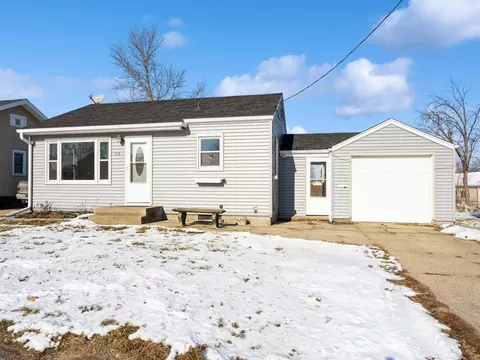 1102 N 6th Ave E, Newton, IA 50208
