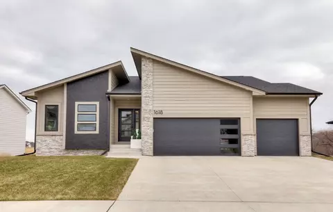 1618 S 33rd St, West Des Moines, IA 50265