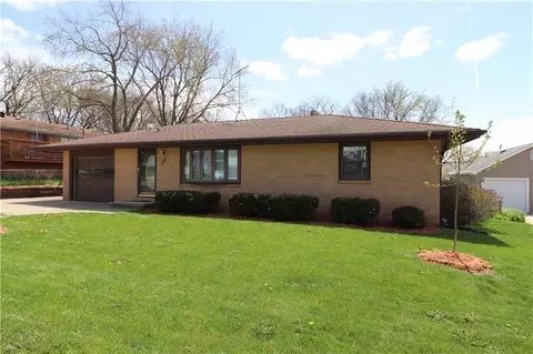 445 Palomino Pkwy, Des Moines, IA 50320