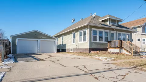 213 E 4th St S, Newton, IA 50208