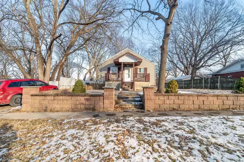 1927 23rd St, Des Moines, IA 50310