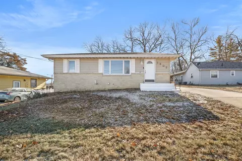 1207 E Watrous Ave, Des Moines, IA 50315