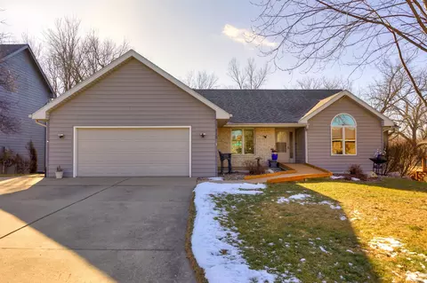 9118 Greenbelt Dr, Urbandale, IA 50322