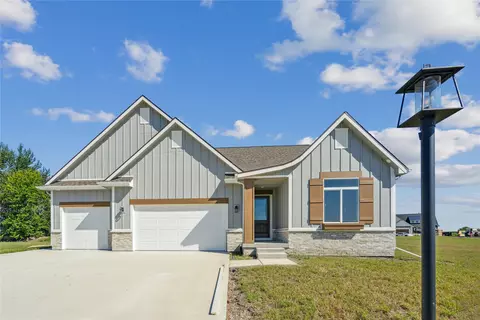 1612 Summit Cir NE, Bondurant, IA 50035