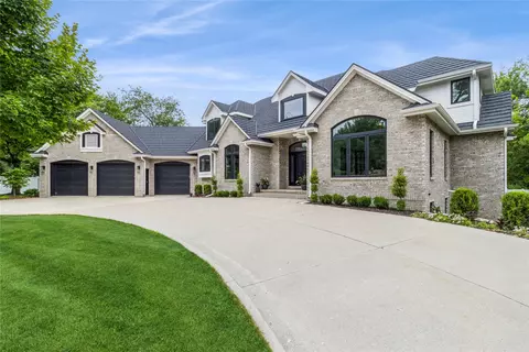 13185 Pineview Dr, Clive, IA 50325