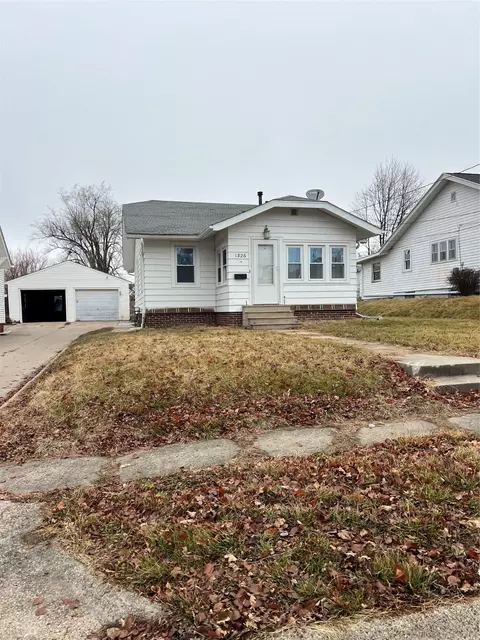 1326 Crescent Dr, Newton, IA 50208