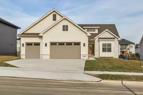 17621 Hammontree Dr, Clive, IA 50325