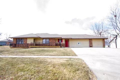 1329 E 7th St, Pella, IA 50219