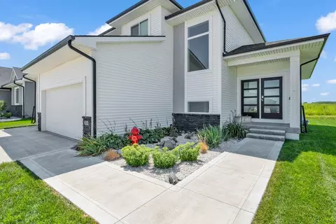 304 Creekside Dr SW, Bondurant, IA 50035