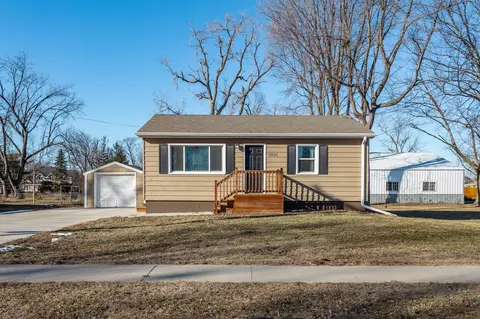5930 NW 54th Ct, Johnston, IA 50131