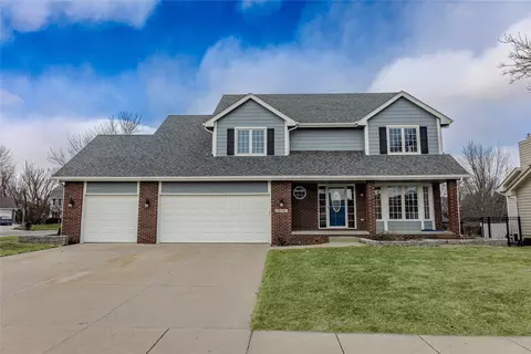 13947 Oak Brook Dr, Urbandale, IA 50323