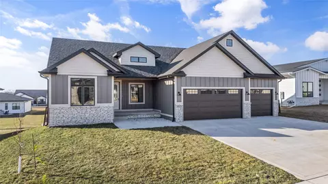 5022 152nd St, Urbandale, IA 50323