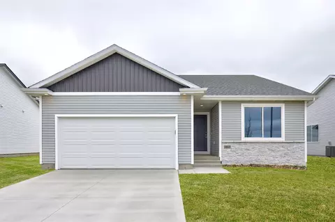 1117 Featherstone Ave NE, Bondurant, IA 50035