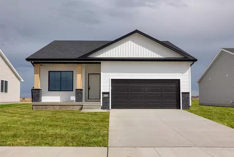 1121 Featherstone Ave NE, Bondurant, IA 50035