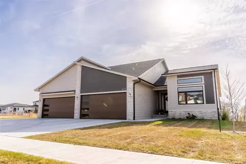 18210 Tanglewood Dr, Clive, IA 50325