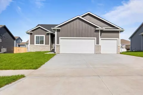 3231 NW 27th Cir, Ankeny, IA 50023