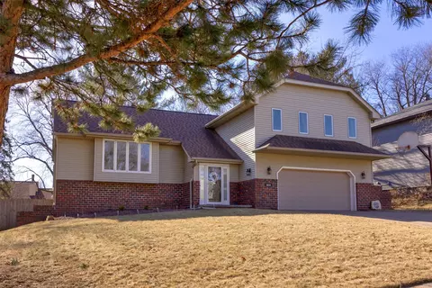 4610 Western Hills Dr, West Des Moines, IA 50265