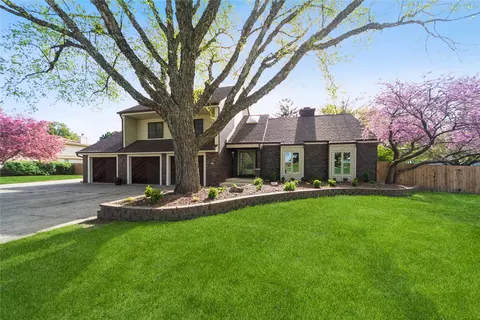 4401 76th St, Urbandale, IA 50322