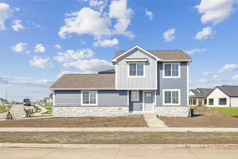 4376 Westgate Pkwy, Clive, IA 50325