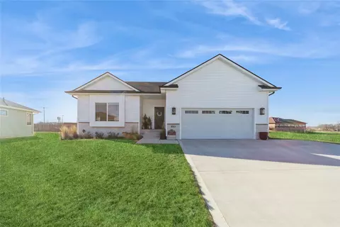 713 Lily Ln, Pleasantville, IA 50225