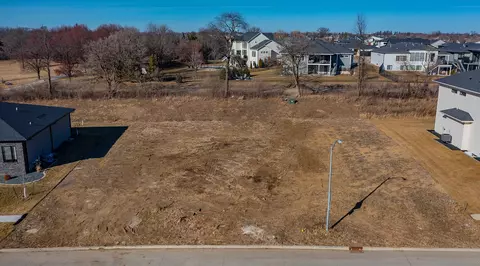 9133 Cedar Ridge Dr, West Des Moines, IA 50266