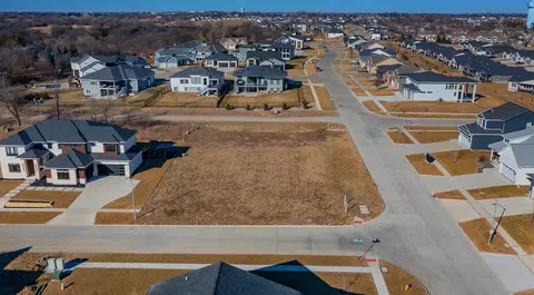 9105 Cedar Ridge Dr, West Des Moines, IA 50266