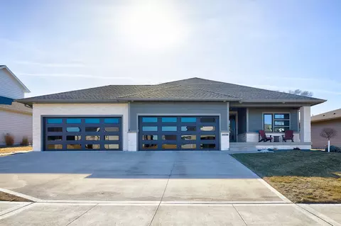 16756 Maple St, Clive, IA 50325
