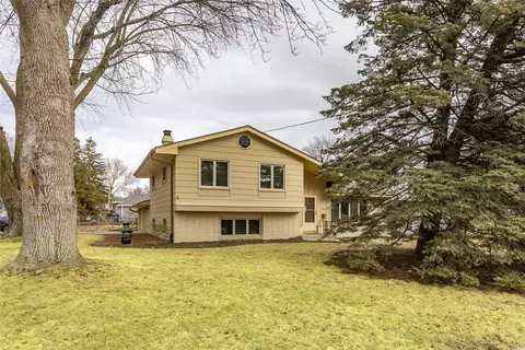 3715 Bel Aire Rd, Des Moines, IA 50310
