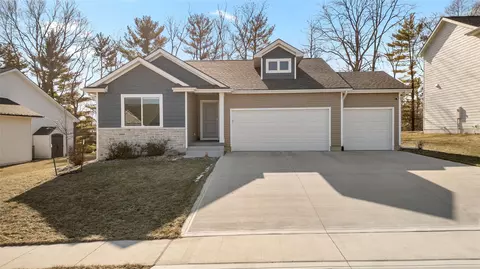 204 Crossroads Ct, Polk City, IA 50226