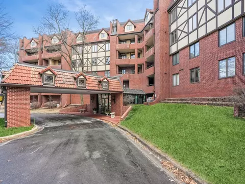 2880 Grand Ave #208, Des Moines, IA 50312