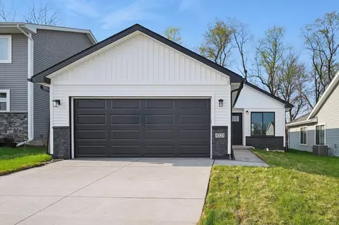 4323 Grover Woods Ln, Des Moines, IA 50317