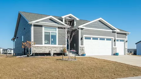 445 NW Stratford Dr, Waukee, IA 50263
