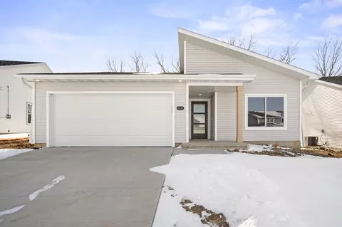 4339 Grover Woods Ln, Des Moines, IA 50317