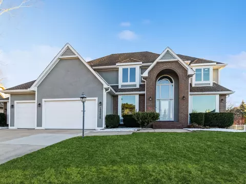 13320 Cedarwood Ave, Clive, IA 50325