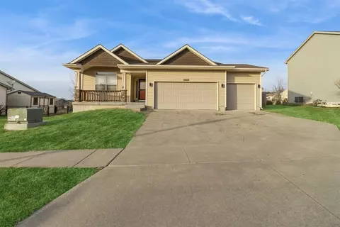 3528 E Highview Dr, Des Moines, IA 50320