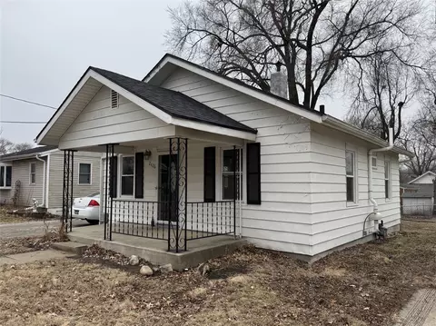 2426 E 38th St, Des Moines, IA 50317