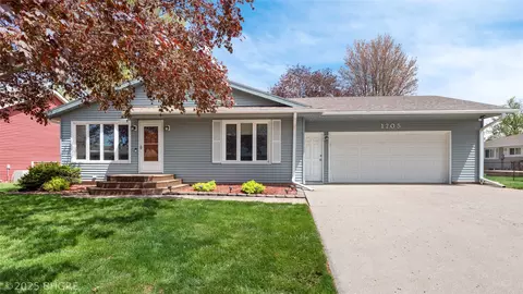 1705 W Grandview Dr, Knoxville, IA 50138