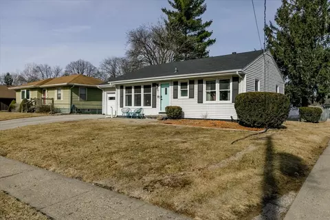 3913 Madison Ave, Des Moines, IA 50310