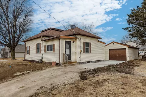 724 E 4th St S, Newton, IA 50208