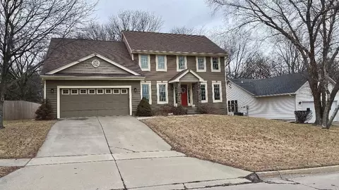 4812 76 St, Urbandale, IA 50322