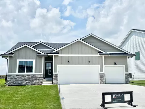 4640 179th St, Urbandale, IA 50323