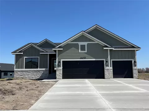 4601 179th St, Urbandale, IA 50323