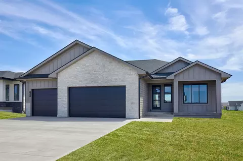 4645 179th St, Urbandale, IA 50323